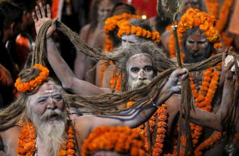 naga sadhu, hindu dharma आदि शंकराचार्य ने की थी अखाड़ों की स्थापना, इस तरह कई बार आक्रमणकारियों से बचाए थे हिंदू मंदिर