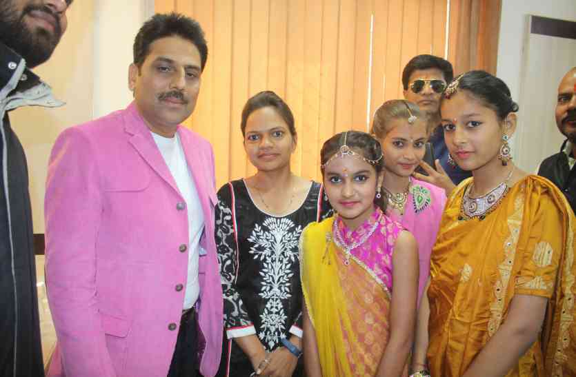 poet and writer shailesh lodha in ajmer बोले तारक मेहता फेम शैलेश-बच्चों के हाथ में हो किताब, मोबाइल हमारी कल्चर के लिए खतरा