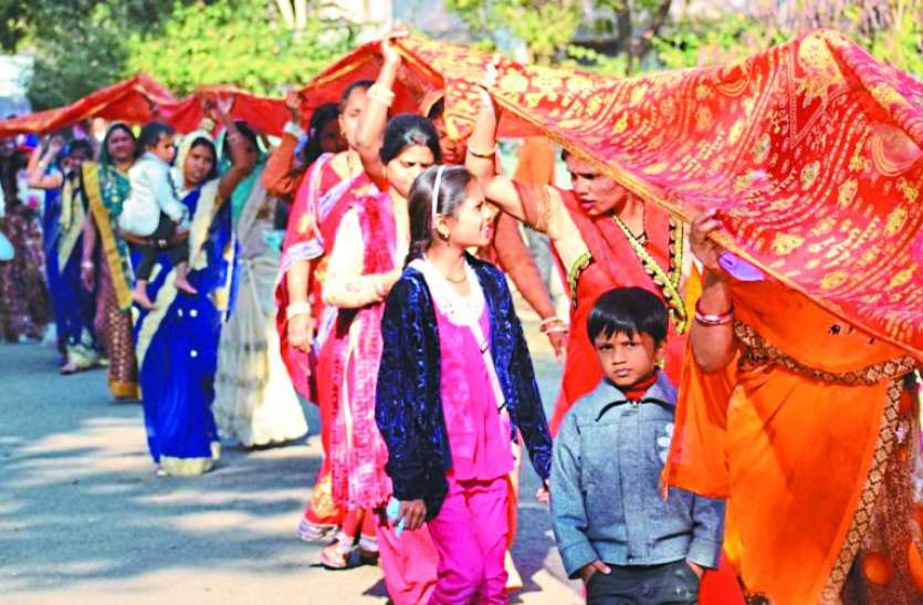 chunari yatra 221 मीटर चुनरी लेकर 10 किमी पैदल चलकर तूमैन पहुंचेगे शहरवासी