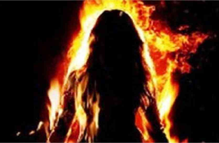 fire पत्नी ने पति को चारपाई से बांध किया आग के हवाले, पति ने भी...
