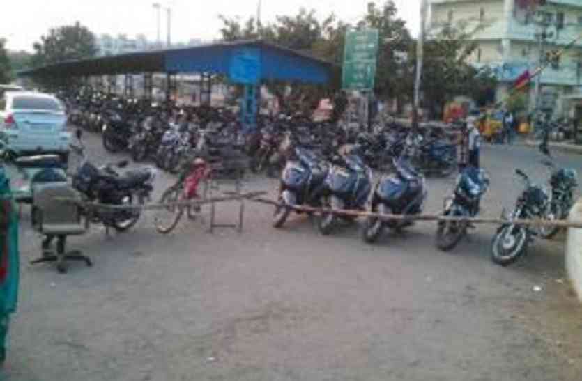 demo pic दस रुपए बचाने के चक्कर में हजारों की बाइक्स गंवा रहे लोग