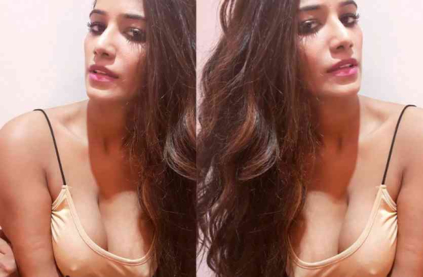 Poonam Pandey Shares Bold Photo And Ask Fans To Follow Her ...