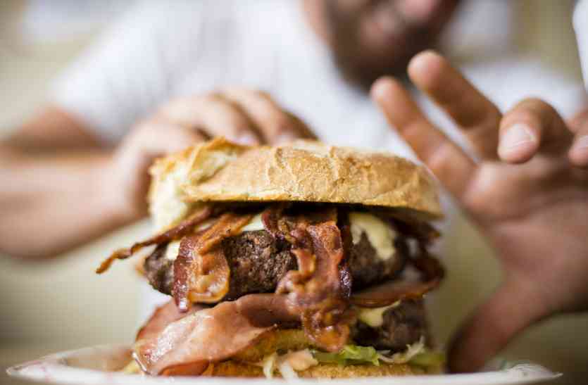 travel food यदि आप कहीं घूमने जा रहे हैं, तो इन बातों का जरूर रखें ध्यान