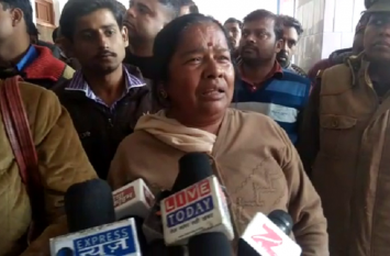 Women crying video for food in front of anupriya patel in hospital सरकारी अस्पताल में मरीजों को नहीं मिलता है भोजन, केंद्रीय मंत्री अनुप्रिया के सामने रोने लगी महिला, देखें वीडियो