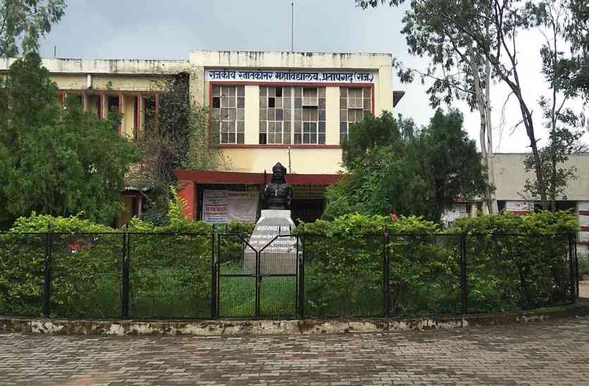 pratapgarh वीडियो: खाली पदों से जूझ रहा प्रतापगढ़ का पीजी कॉलेज