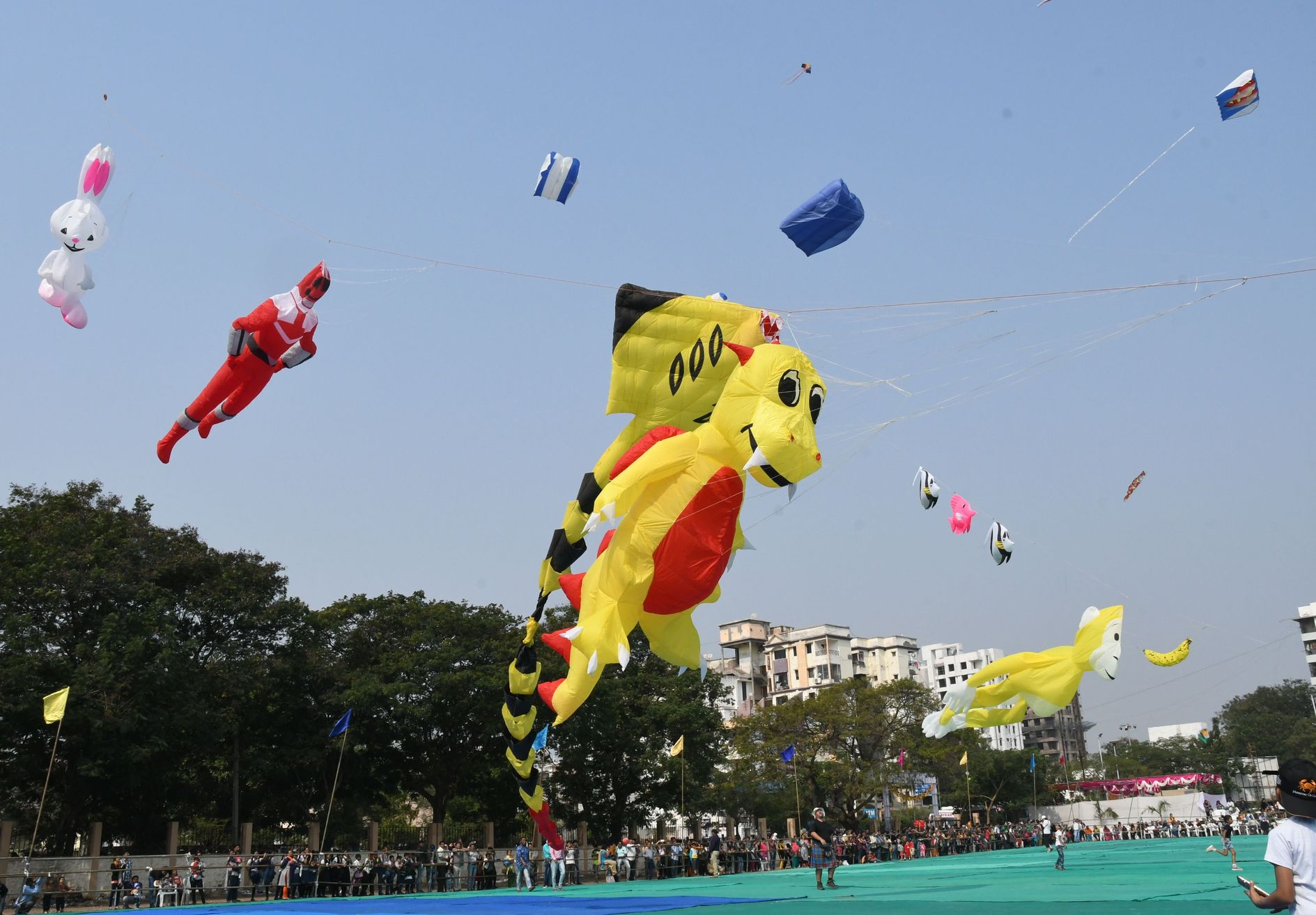 international kite festival in surat खुले गगन में उड़ी पतंगें, लड़े