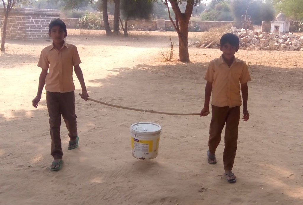 water crises महिलाओं ने घेरा तहसील कार्यालय