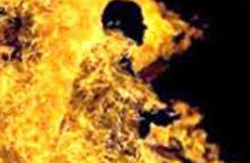 Man Burning तेलंगाना सरकार ने नहीं निभाया अपना वादा, मायूस युवक ने किया आत्मदाह का प्रयास