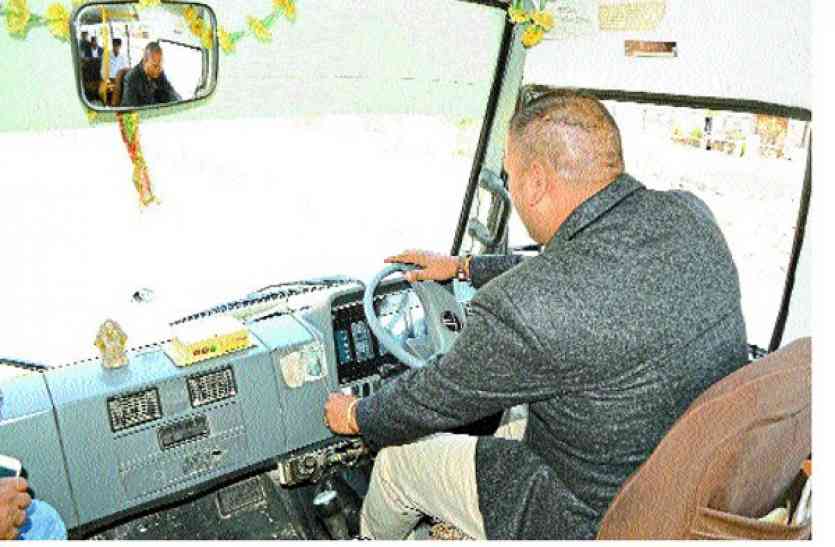 school bus Action: स्कूल बस चालक मोबाइल पर बात करते पकड़ाया, लाइसेंस निरस्त