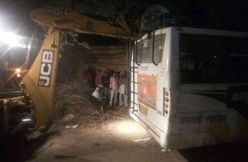 roadways bus accidently enters in the house cause passengers injured अलवर में एक रोडवेज बस मकान में घुस गई, फिर जो हुआ वो आपकी रूह कंपा देगा