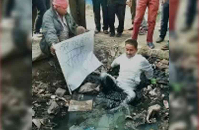 unique protest, drainage system in kanpur, pappu baba, kanpur mayour pramila pandey, kidwai nagar, juhi कानपुर की महापौर को मम्मी कहा और नाले में बैठकर लगाने लगा फरियाद