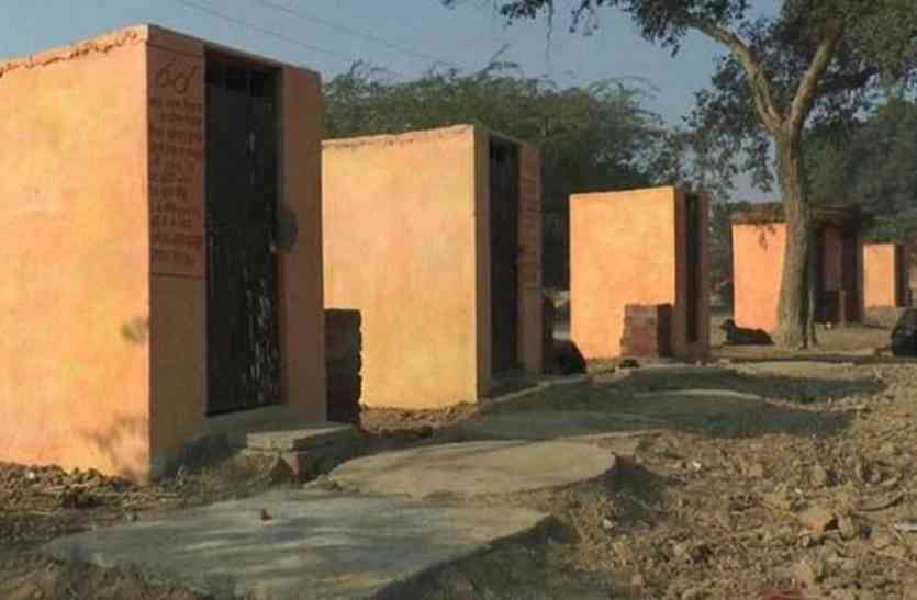 toilet saffaron उत्तर प्रदेश में हज हाउस के बाद अब शौचालय हुए भगवा