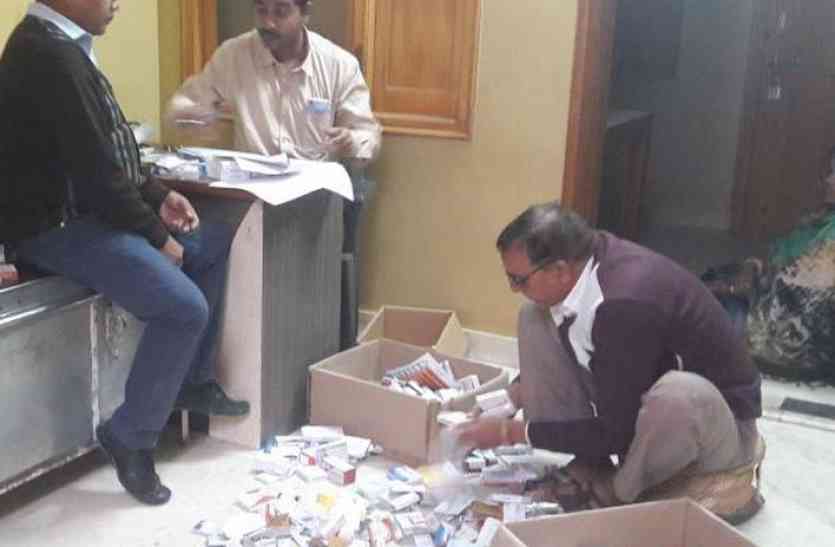 Clinik महिला को चढ़ा रखी थी ड्रिप, टीम ने मारा छापा तो संचालक फरार