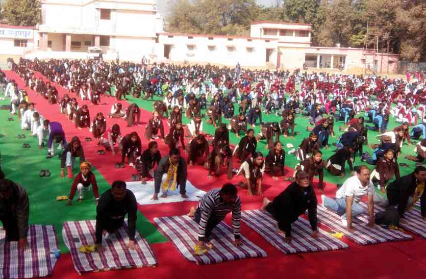 The students also accompanied the Surya Namaskar विद्यार्थियों के साथ अधिकारियों ने भी किया सूर्य नमस्कार