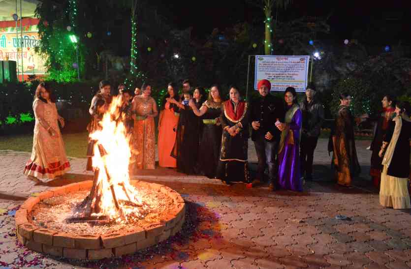 लोहड़ी लोहड़ी पर भांगड़ा गिद्धा पर थिरके लोग