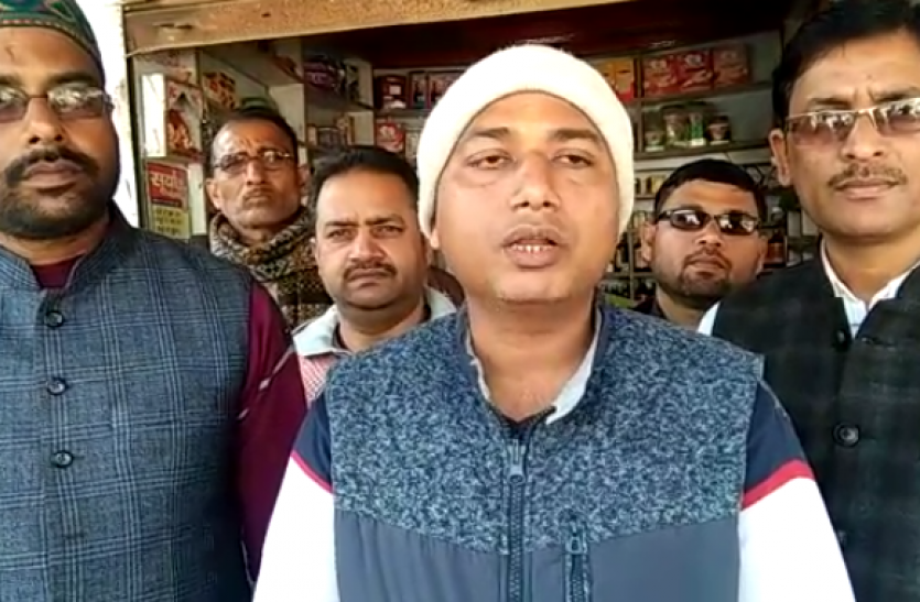 chitrakoot शिक्षकों ने थाना घेरा, सीओ पर मारपीट का आरोप, विद्यालय बंद करने की चेतावनी