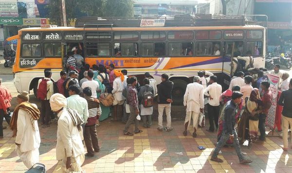 patrika बस में नहीं मिलती सीट, होना पड़ता है अपमानित