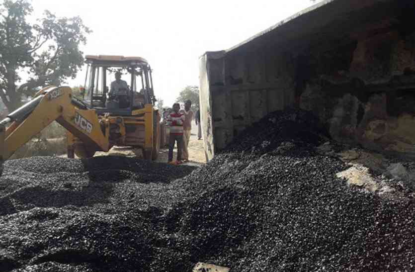 Turned, truck, filled, asphalt, innocent, bhind news, bhind news in hindi, mp news मोड़ पर पलटा गर्म डामर से भरा तो चीख उठी मासूम