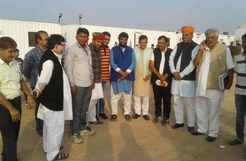 पचपदरा रिफाइनरी स्थल पर अधिकारियों से चर्चा करते मंत्री गांव-गांव और ढाणी-ढाणी पहुंच रहे नेता, रिफाइनरी शुभाम्भ समारोह को न्योता