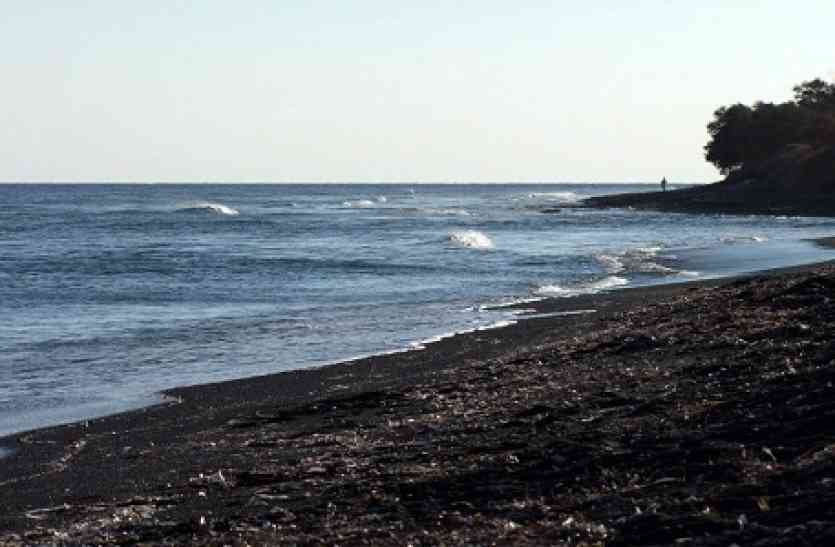 Dumas beach भारत का ही एक ऐसा स्थान जहां लोग दिन में भी जाने से कतरातें हैं