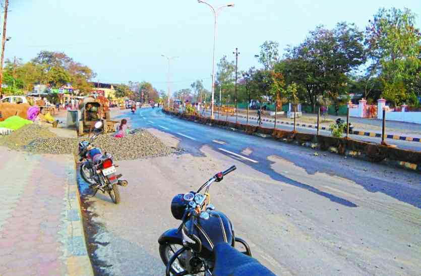 dhar road plan धार उत्कृष्ट सड़क पर काम में आई तेजी, पशुओं से बचाने के लिए लगाए जा रहे हैं एंगल
