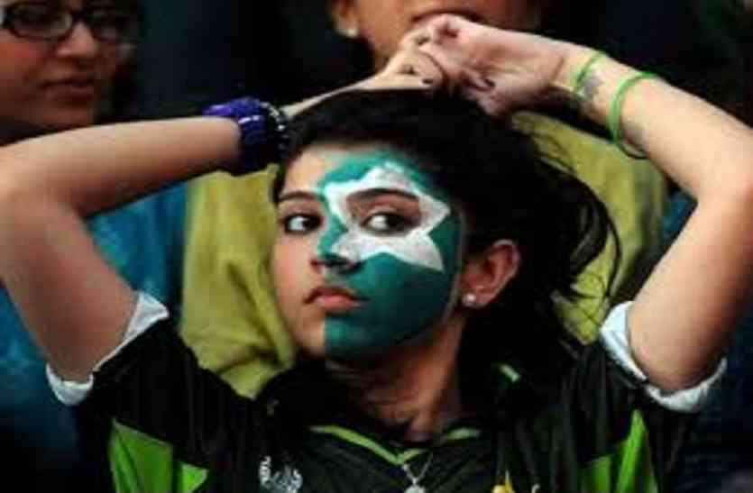 pakistan cricket fan लगातार तीसरी हार से निराशा में क्रिकेट फैन, अब अफगानिस्तान ने भी पाक को धोया