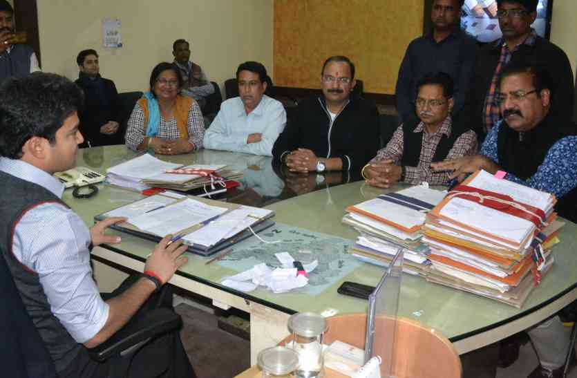 congress memorendum to collector बोले कांग्रेस नेता-कलक्टर साहब भाजपा के मंत्री घूम रहे सरकारी बस में, लगाइए इन पर बैन