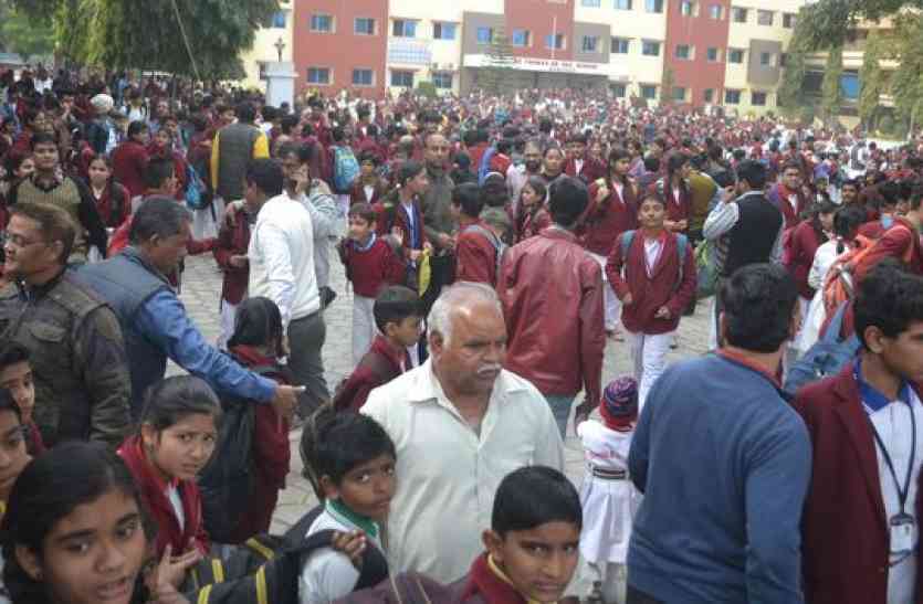 patrika ऐसा क्या हुआ मंदसौर में जो हजारों विद्यार्थियों को होना पड़ा परेशान