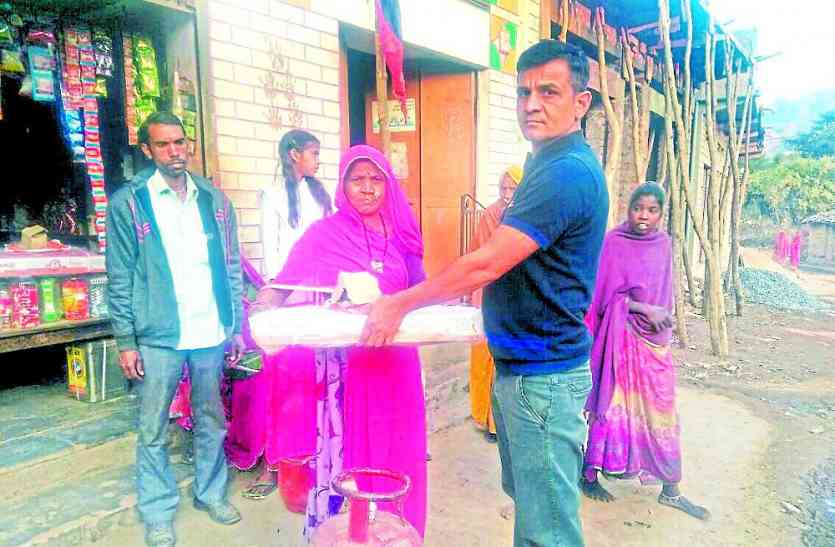 ujjwala yojna PATRIKA IMPACT: तीन महिलाओं को मिले एलपीजी किट, बाकी को अब भी इंतजार