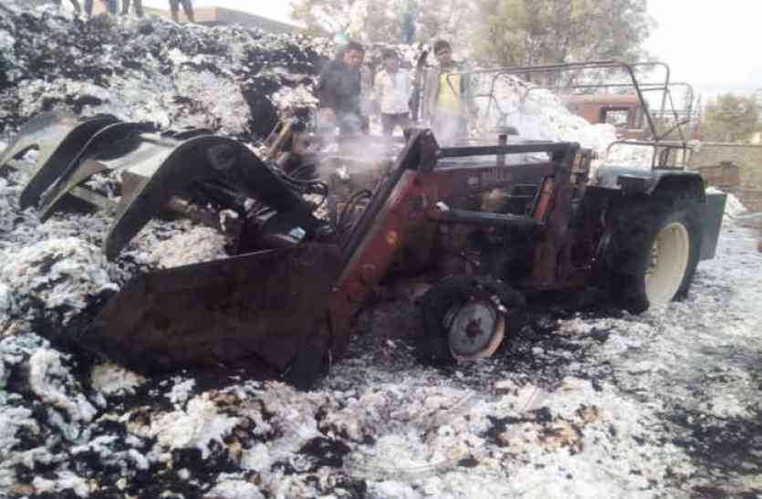 Bhilwara, bhilwara news, Fire in Cotton factory in bhilwara, Latest news in bhilwara, Bhilwara News in hindi, Hindi News in bhilwara, Latest hindi news in bhilwara कपास फैक्ट्री में भीषण आग, पांच दमकल ने तीन घण्टे में पाया काबू