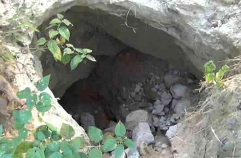 Coal mafia extracting coal from closed mines बंद खदानों से कोल माफिया निकाल रहे कोयला