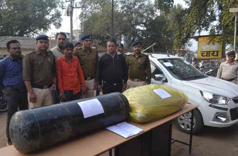 story youth caught with 40 kg of ganja in hoshangabad अंतर्राज्जीय तस्कर गिरफ्तार, कार की गैस किट में छिपा रखा था 40 किलो गांजा