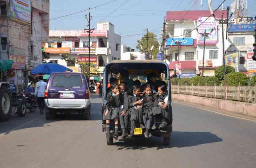 Running vehicles without fitness अब भी दौड़ रहे बिना गाइड लाइन के स्कूली वाहन