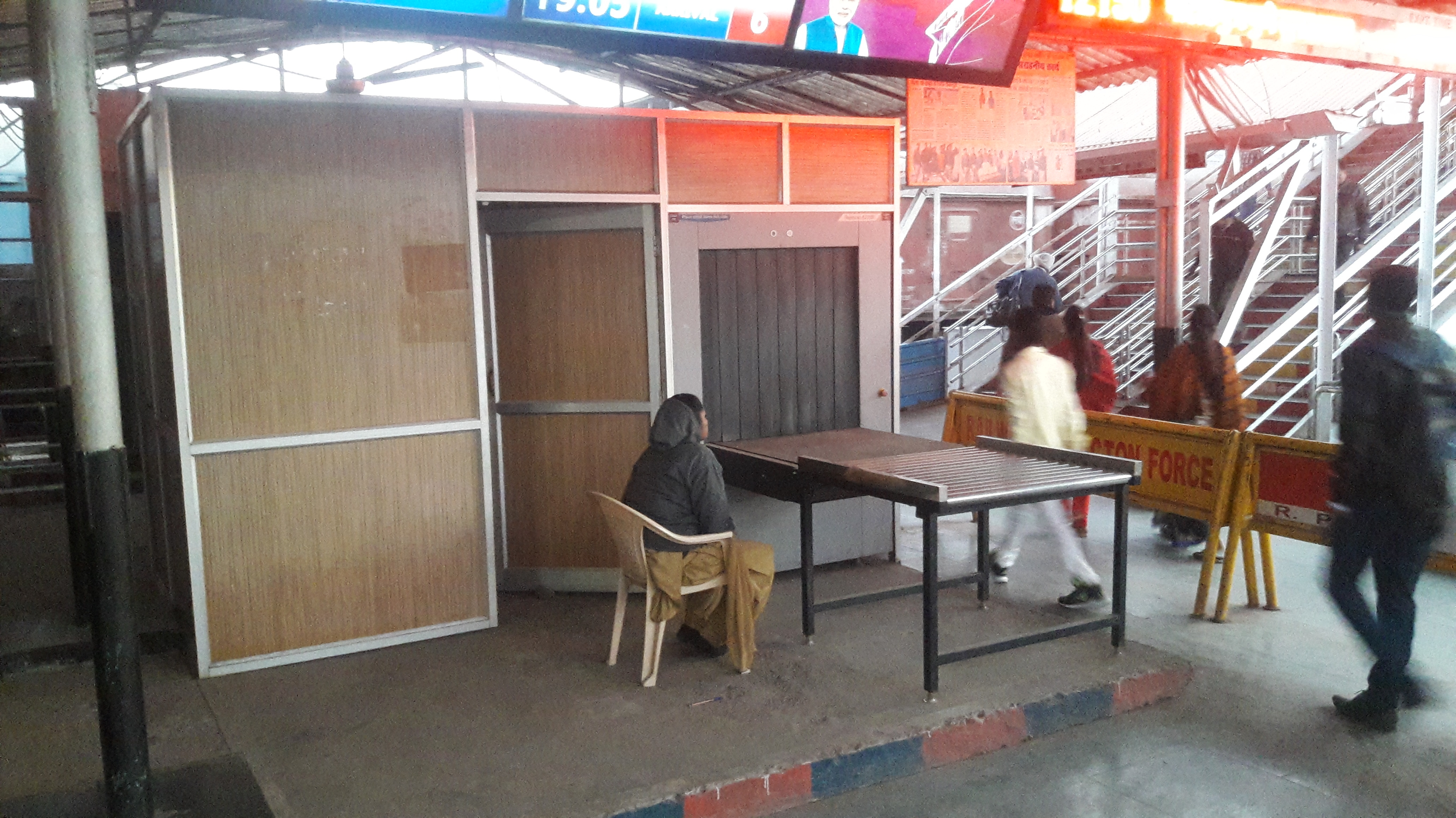 luggage scanner closed for six months in itarsi station मशीन में स्केनर कार्ड लगाते ही हो गया खराब