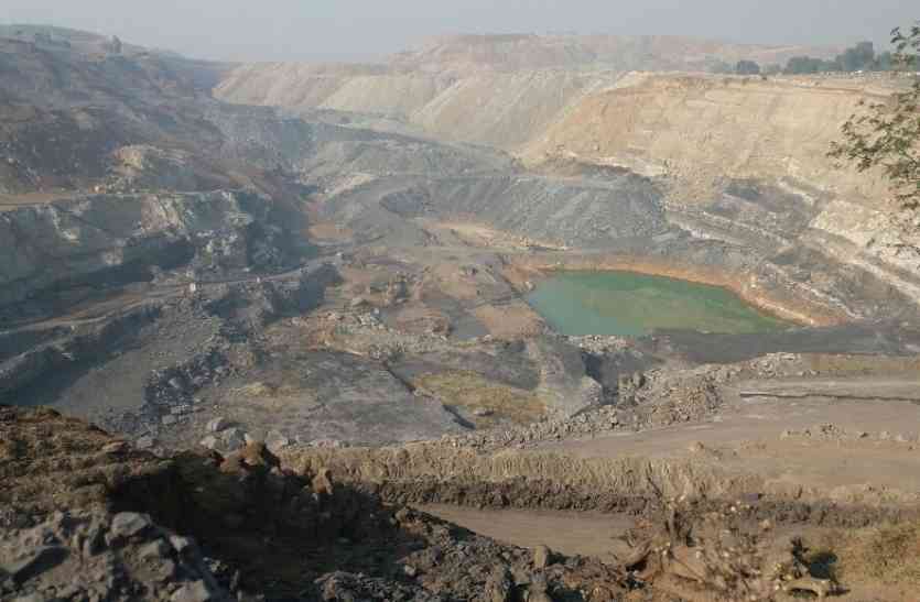 Illegal coal exploration in the area क्षेत्र में अवैध कोयला उत्खनन