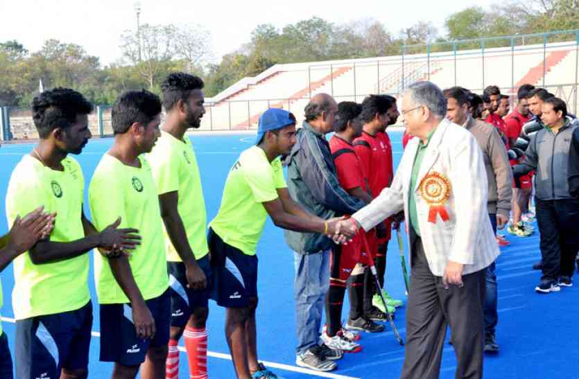 all india railway hockey championship in jhansi रेलवे हाकी चैंपियनशिप में इन टीमों ने नॉक आउट दौर में जगह बनाई