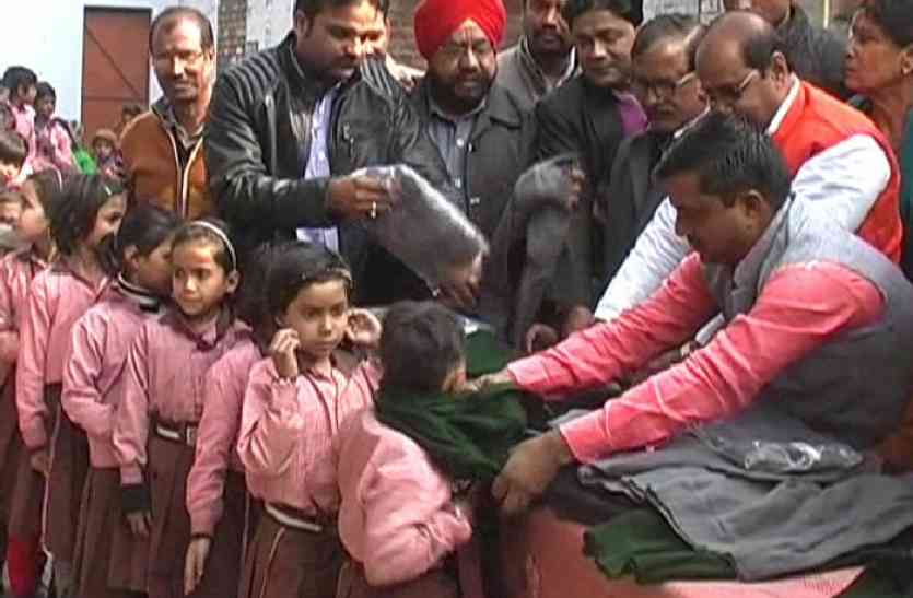children got sweaters देर से ही सही बच्चों को मिले स्वेटर, विपक्ष ने योगी सरकार पर दागे सवाल