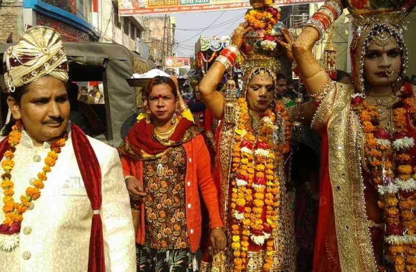 Third genders performed rally जुलूस निकालकर किन्नरों ने दरगाह पर की चादरपोशी, मांगी दुआएं