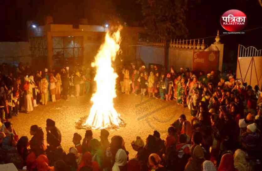 Bhilwara, Bhilwara news, Lohri festival in bhilwara, Latest news in bhilwara, Bhilwara News in hindi, Hindi News in bhilwara, Latest hindi news in bhilwara ढोल की थाप पर भंगड़ा व गिद्दा, गूंजे लोहड़ी के गीत