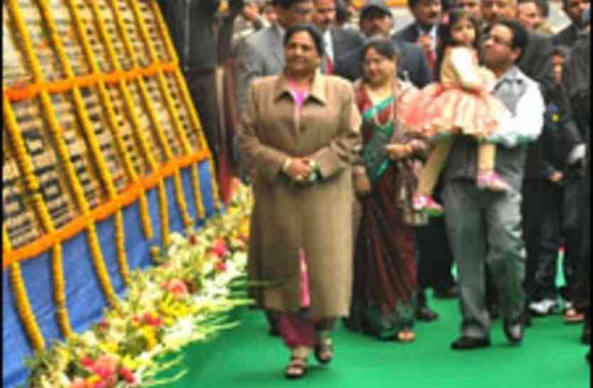 BSP,bsp mayawati,Bahujan Samaj Party,mayavati,Mayavati birthday celebration, सत्ता में नहीं फिर भी विवादों में है मायावती का जन्मदिन समारोह