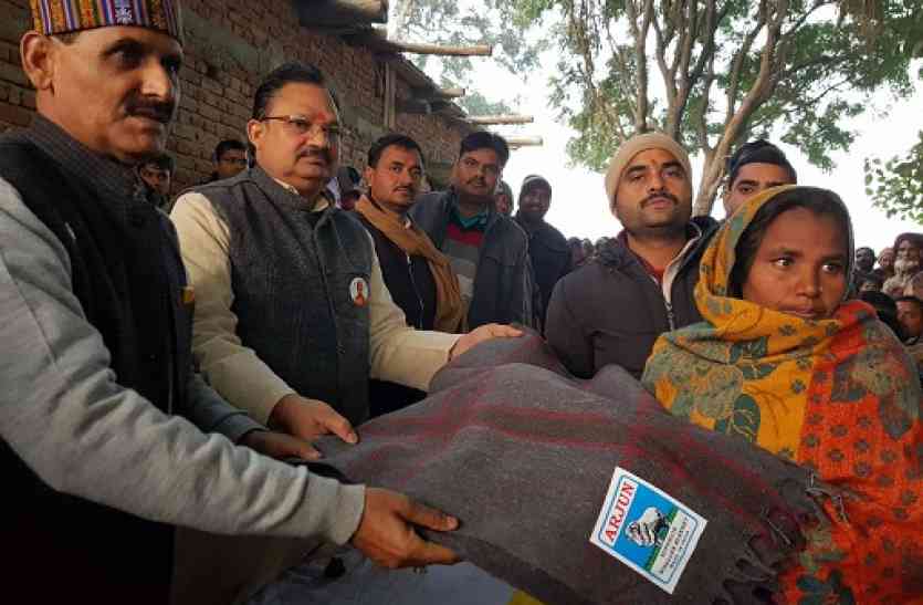 Blanket Distribution यहां ठंड में राजनीति नहीं, इंसानिय आती है पहले, सांसद से विधायक तक कर रहें ये काम