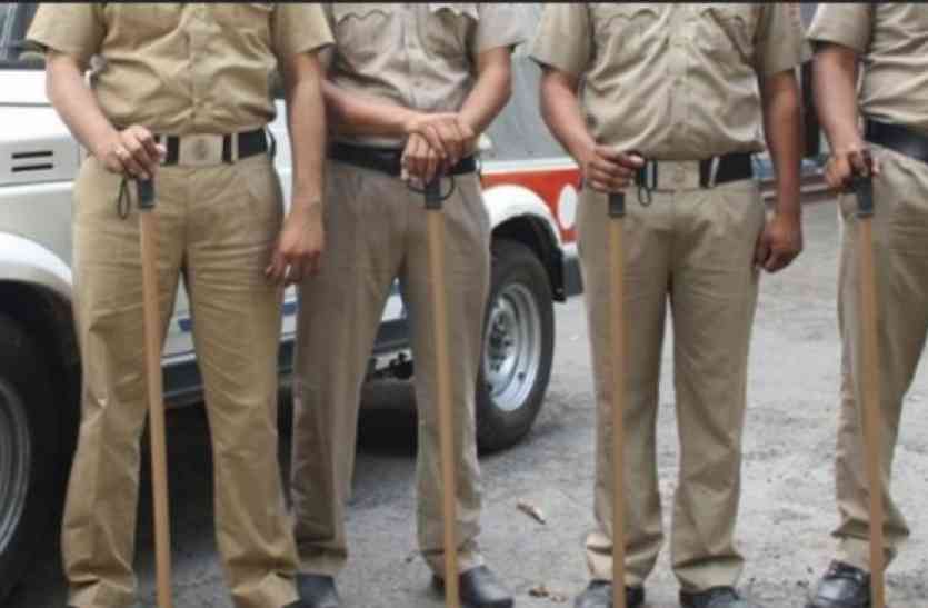 agra police कारोबारी को जेल भेजने के मामले में दो दरोगा पर गिरी गाज