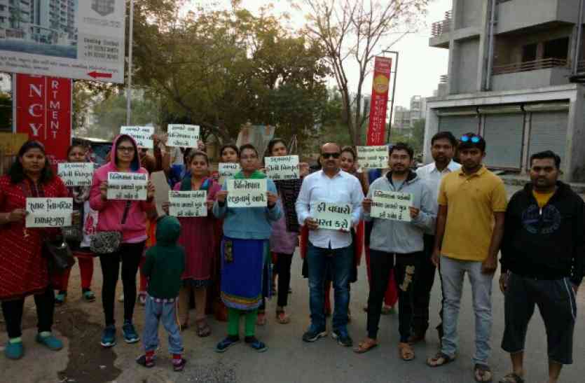 nikol Protest सुविधाएं बंद करने की धमकी देने लगे हैं निजी स्कूल