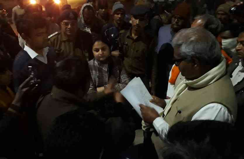 womens news कलेक्ट्रेट गेट पर रातभर जागती रहीं सैकड़ों महिलाएं, आधी रात तक गिड़गिड़ाते रहे सांसद-कलेक्टर, जानिएं क्यों