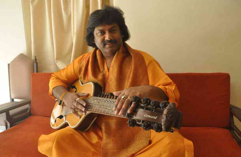 Salil bhatt दूसरों की जय से पहले खुद को जय करें: सलिल भट्ट