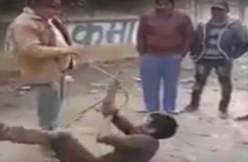 Thief beaten Video: सीएम योगी के राज में चोर को दी तालिबानी सजा, पब्लिक ने चोर को बेहरमी से पीटकर किया अधमरा