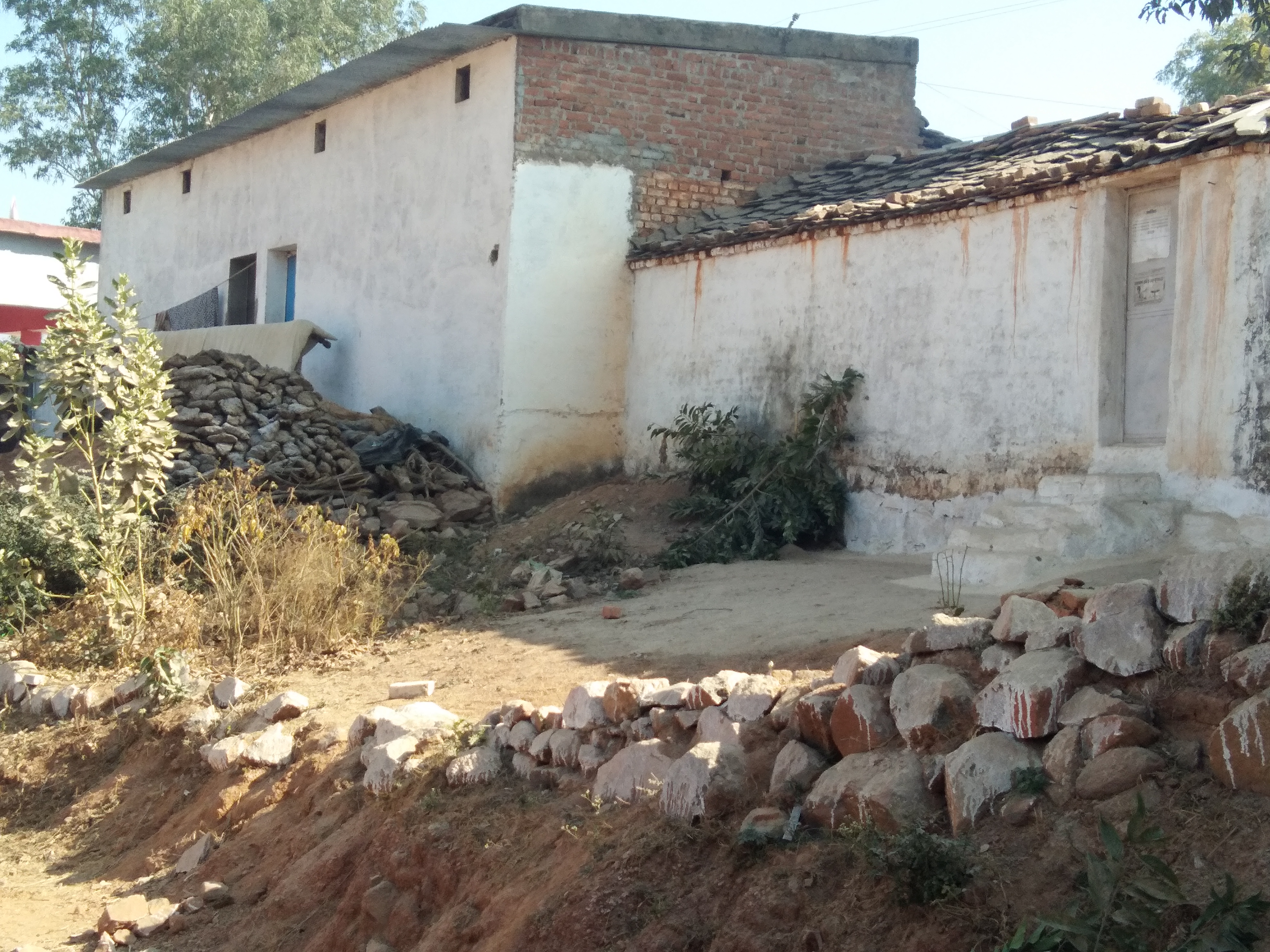 To free the school from trespassing to the ground स्कूल की जमीन पर दबंगों ने जमाया कब्जा, शिक्षा अधिकारी कर रहे प्राचार्य की शिकायत को दरकिनार