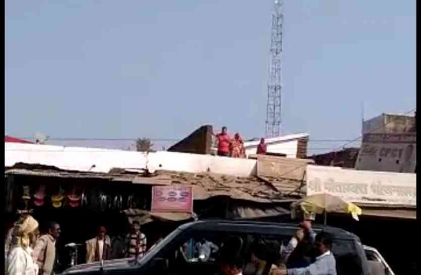 The miscreants smash the young man with the guns on the bus stand, बदमाशों ने बस स्टैंड पर युवक को बंदूक की बटों से धुना, लोग बने रहे तमाशबीन