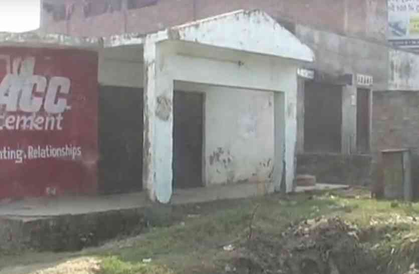Toilet टॉयलेट पर कब्जा कर सचिव ने बनाया स्टोर रूम, विरोध करने पर दी जेल भिजवाने की धमकी