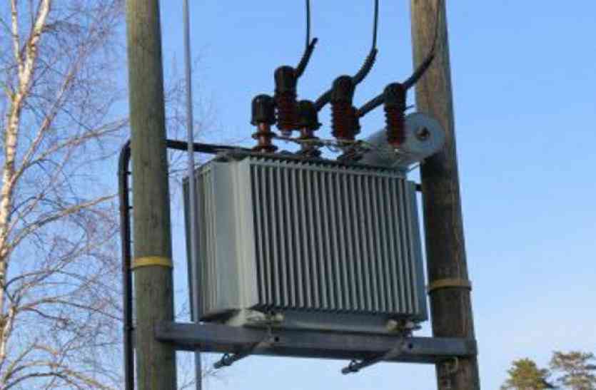 Transformer Latest News in Hindi ट्रांसफार्मर का अभाव: बिजली नहीं मिलने से फसल में सिंचाई नहीं हो पा रही, किसानों को सता रहा फसल सूखने का डर